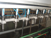 新型小包裝八頭食用油灌裝機(jī)的灌裝頭